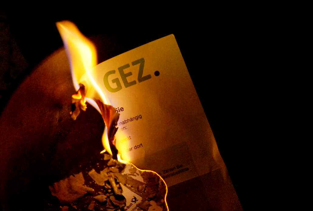 GEZ-Feuer-on-Internet.jpg (73035 Byte)
